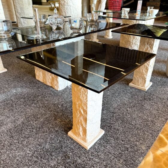 طاولة جانبية من الرخام الطبيعي مصمم بطابع حجري مربع